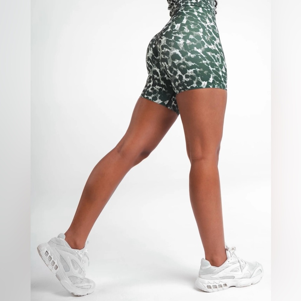 Vitality Pulse Volley Short - Olive Feline M